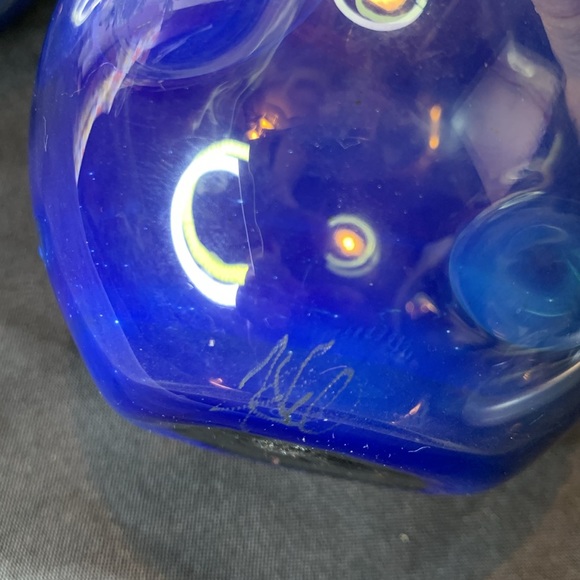 Hand blown artist signed neon blue coin dot stemless wineglasses - Picture 5 of 12